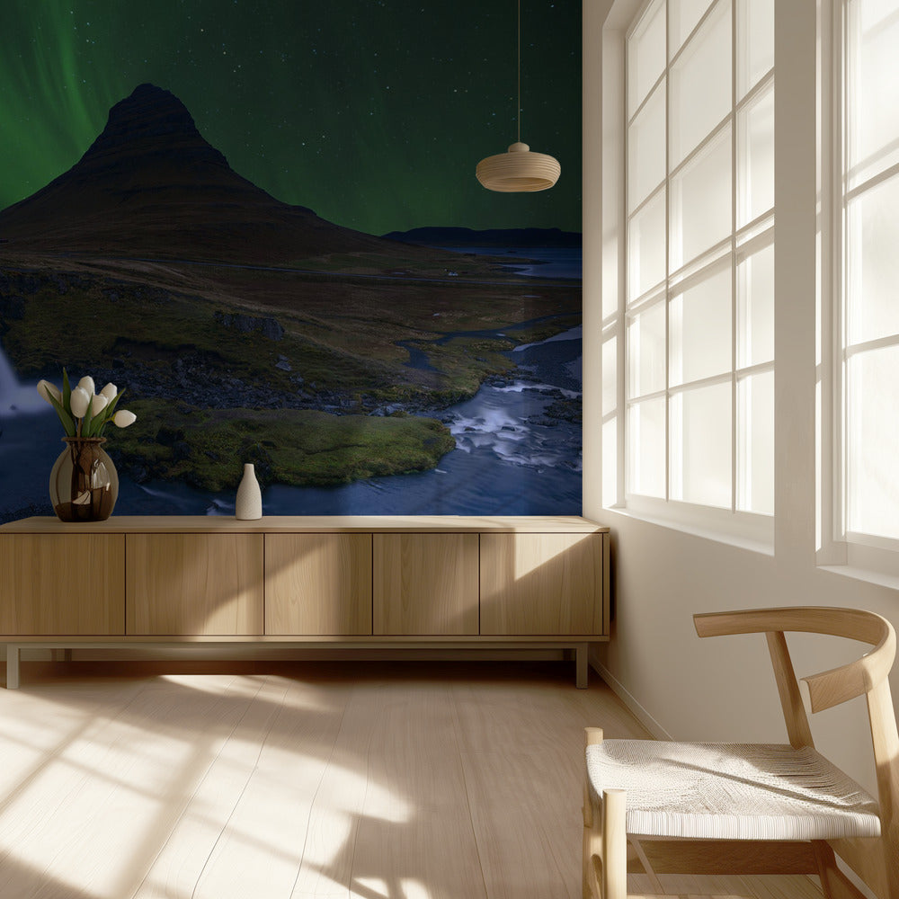 Kirkjufell... Under a boreal green sky | Wallpaper