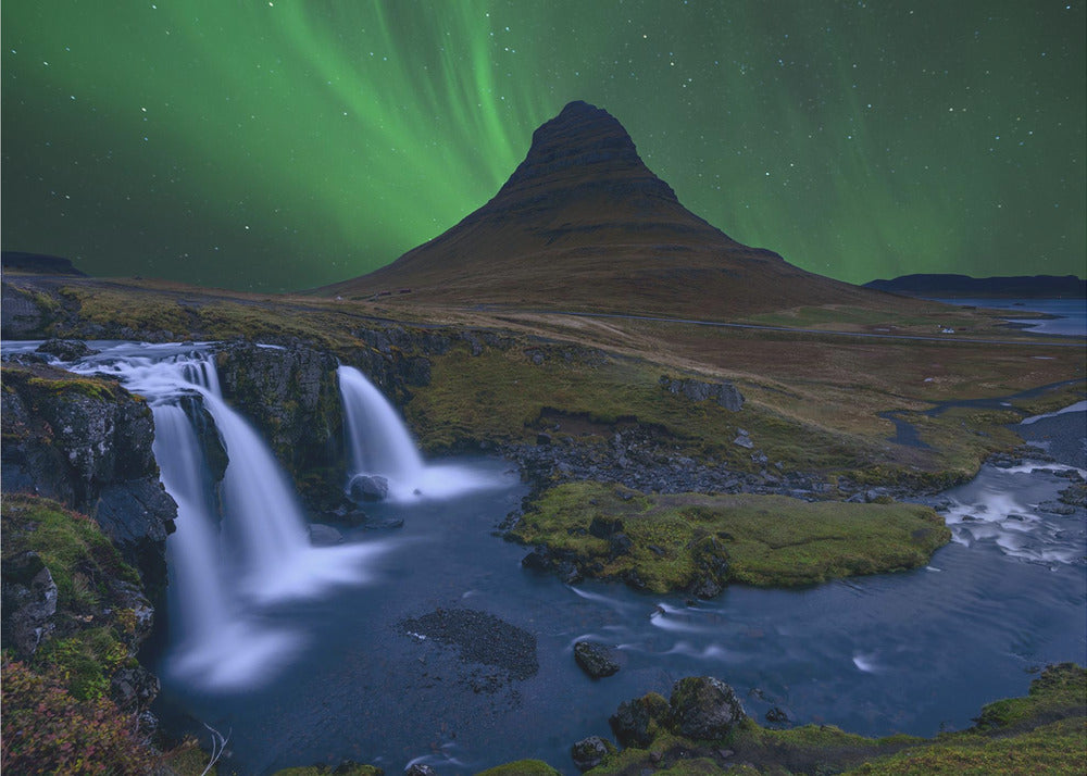 Kirkjufell... Under a boreal green sky | Wallpaper