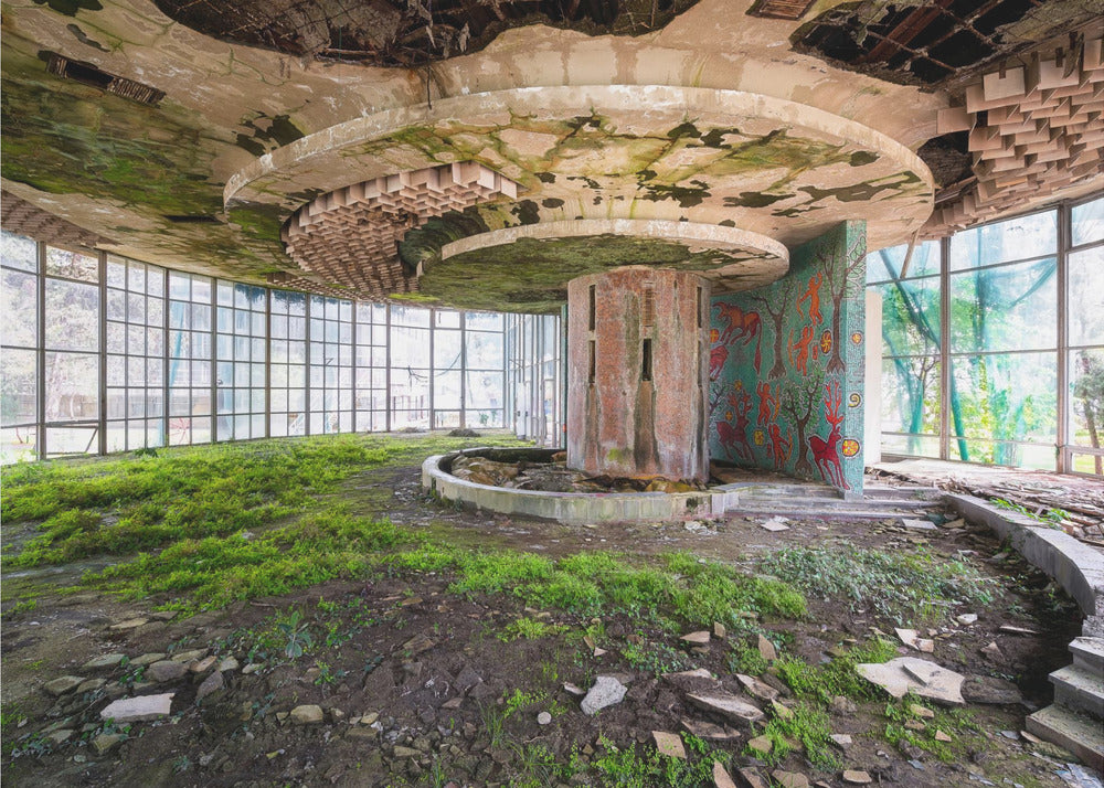 The Bar in Decay | Canvas